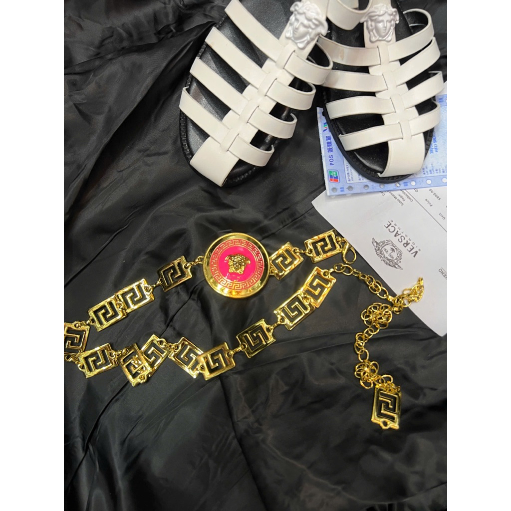Dây nịt xích Versace phối đầm quần váy siêu soang