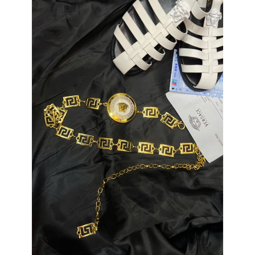 Dây nịt xích Versace phối đầm quần váy siêu soang