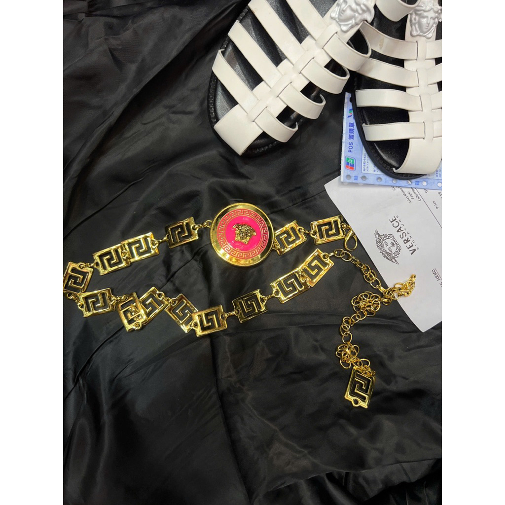 Dây nịt xích Versace phối đầm quần váy siêu soang