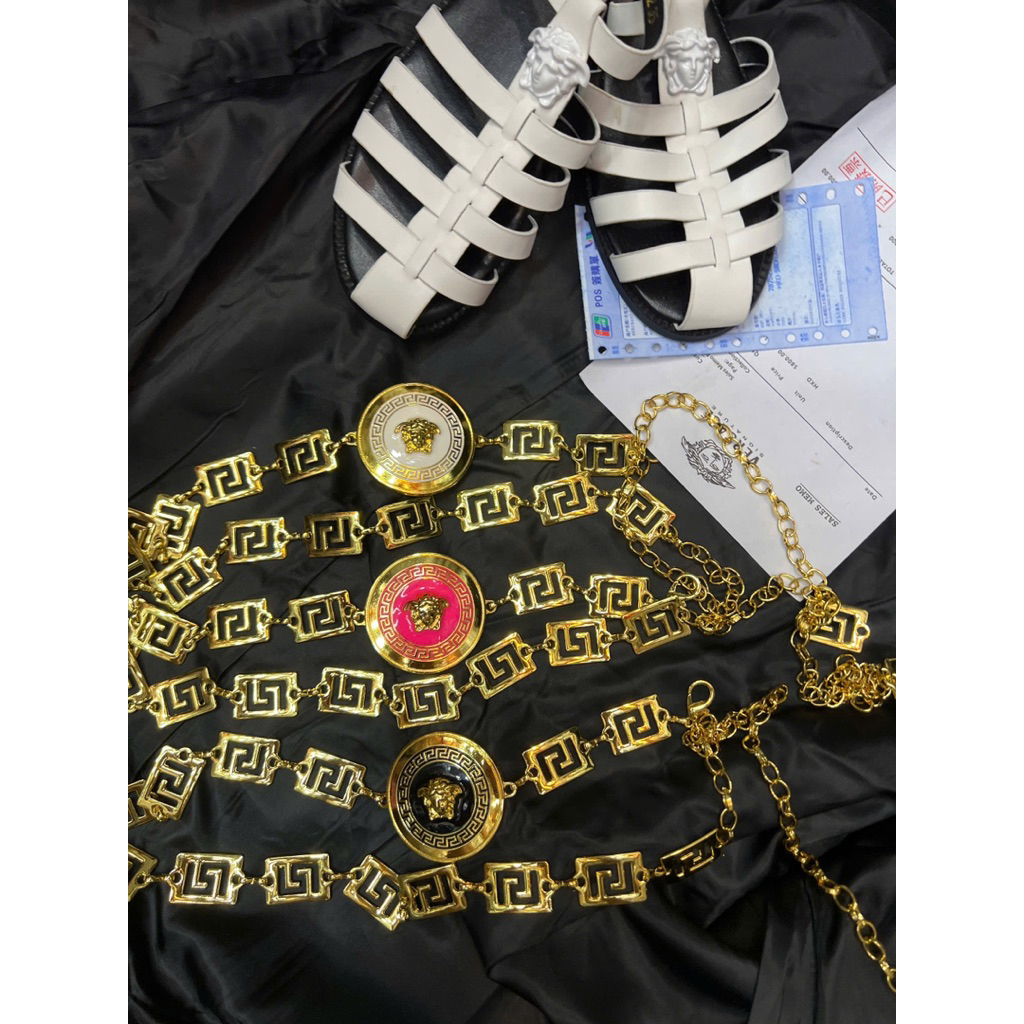 Dây nịt xích Versace phối đầm quần váy siêu soang