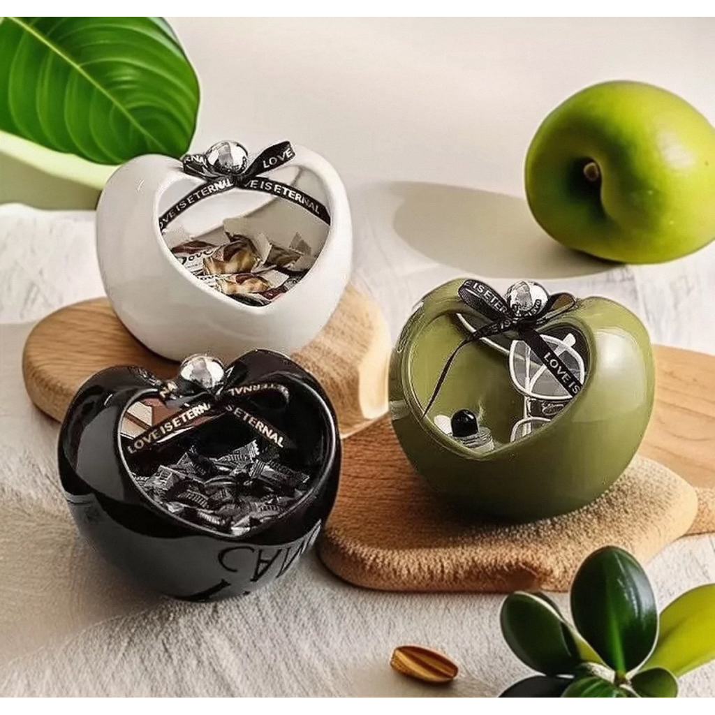 Hộp đựng bằng gốm sứ họa tiết quả anh đàosang trọng, lý tưởng cho phòng khách hoặc nhà ở của bạn.