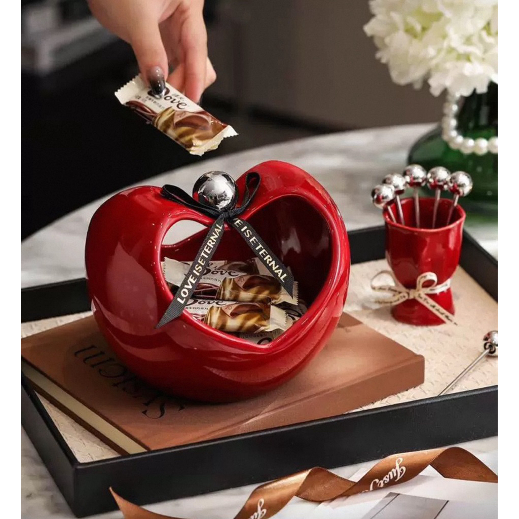 Hộp đựng bằng gốm sứ họa tiết quả anh đàosang trọng, lý tưởng cho phòng khách hoặc nhà ở của bạn.