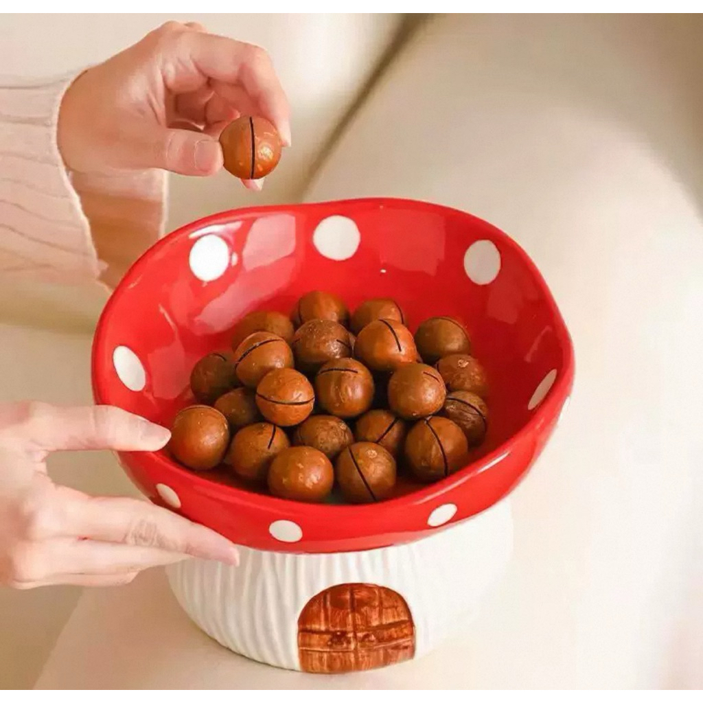 Hộp đựng bằng gốm sứ họa tiết quả anh đàosang trọng, lý tưởng cho phòng khách hoặc nhà ở của bạn.