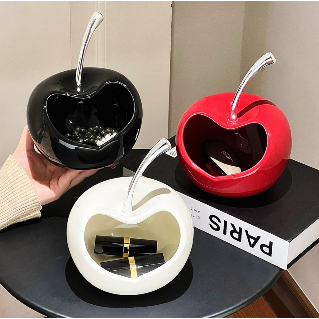Hộp đựng bằng gốm sứ họa tiết quả anh đàosang trọng, lý tưởng cho phòng khách hoặc nhà ở của bạn.