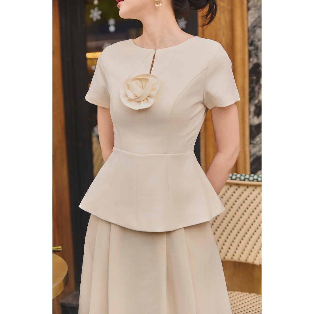 Áo Peplum Nữ GUMAC Cổ Ngang Chiết Eo Xòe Nhẹ Có Đính Hoa 3D Trang Trí Thanh Lịch AG07104