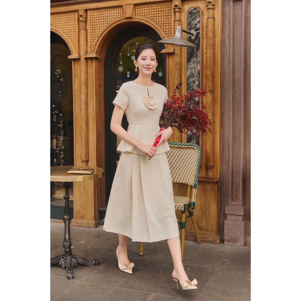 Áo Peplum Nữ GUMAC Cổ Ngang Chiết Eo Xòe Nhẹ Có Đính Hoa 3D Trang Trí Thanh Lịch AG07104