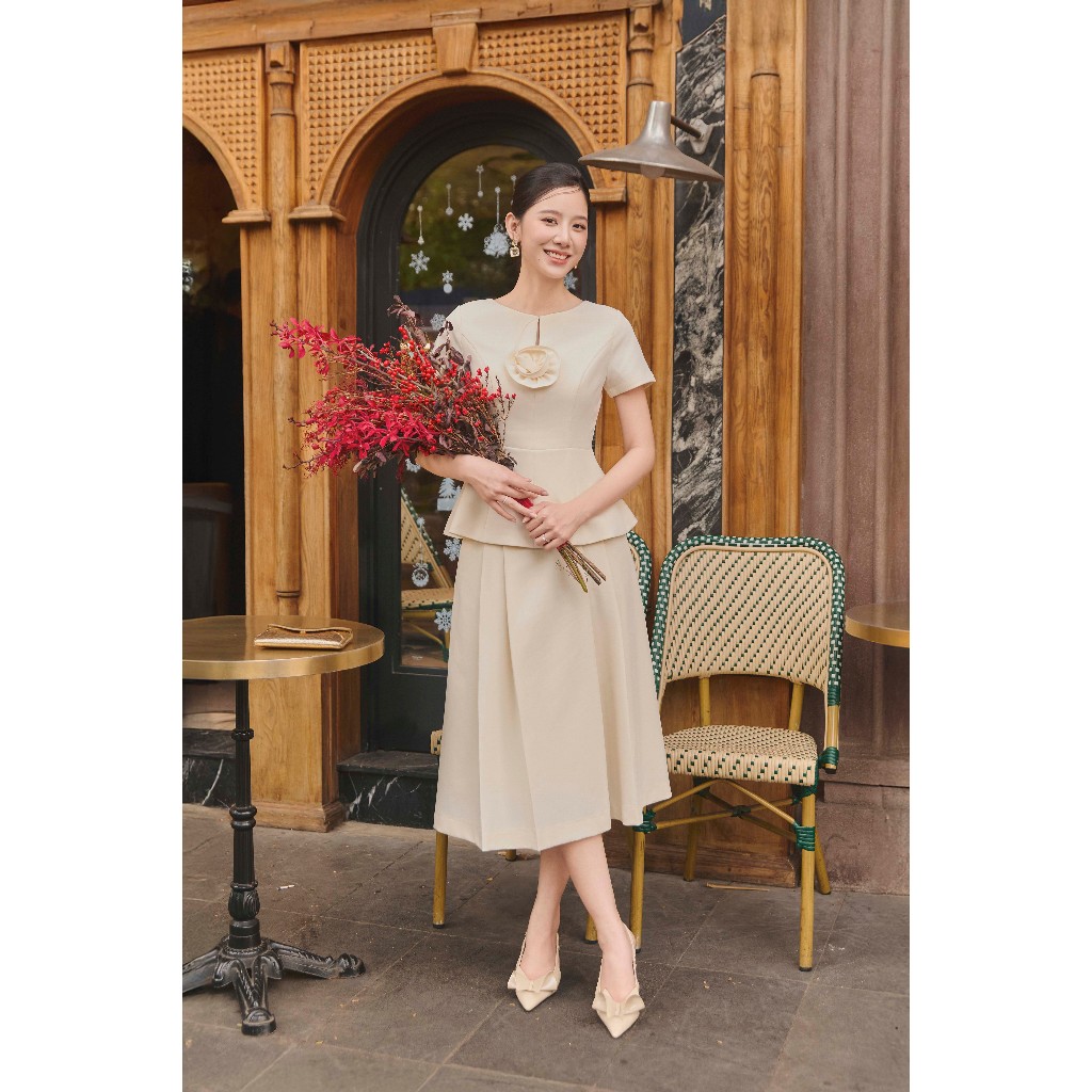 Áo Peplum Nữ GUMAC Cổ Ngang Chiết Eo Xòe Nhẹ Có Đính Hoa 3D Trang Trí Thanh Lịch AG07104