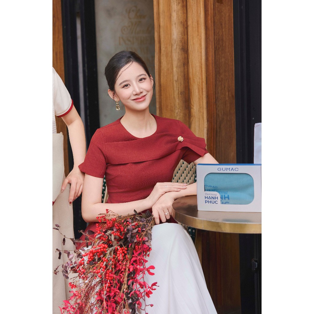 Áo peplum GUMAC tay ngắn lai áo xéo nhẹ đính phụ kiện nút kiểu AF12057