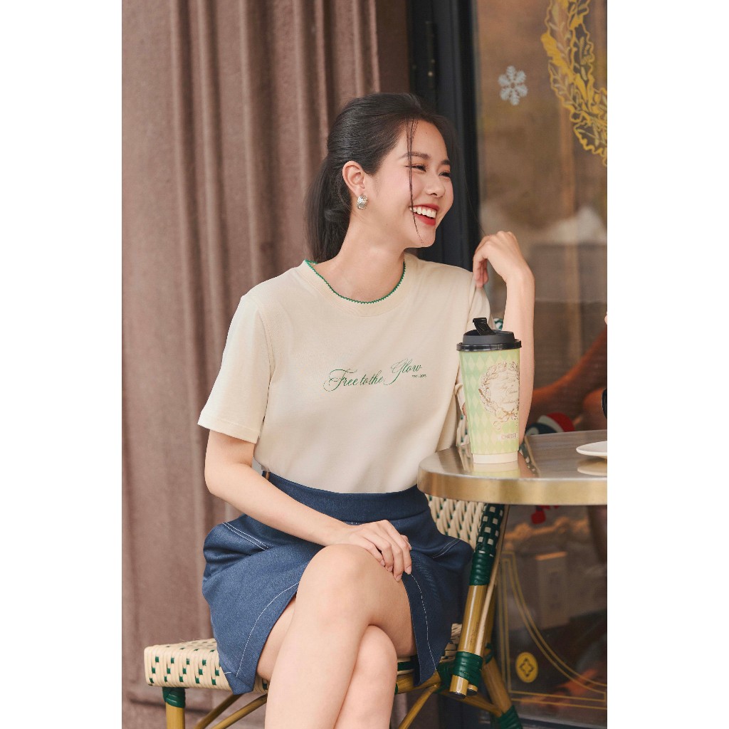 Áo Thun Nữ GUMAC Form Suông Tay Ngắn Có In Chữ Phía Trước Cổ Áo Có Viền Bo Thun ATF12052