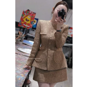 Set dạ tweed nâu Hàn cổ tròn dài tay phối đai mix túi đính khuy kim loại kèm chân váy A ngắn xoè mặc đi làm thanh lịch