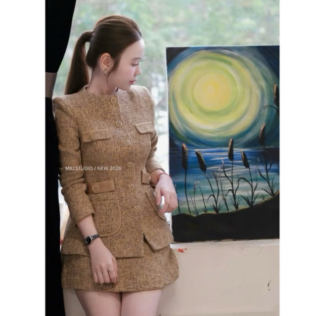 Set dạ tweed nâu Hàn cổ tròn dài tay phối đai mix túi đính khuy kim loại kèm chân váy A ngắn xoè mặc đi làm thanh lịch