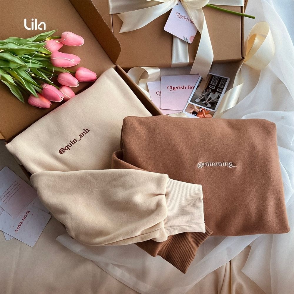 Áo sweater nam nữ nỉ bông LiLa form rộng unisex thêu tên theo yêu cầu, áo đôi dài tay cao cấp dày ấm - quà tặng ý nghĩa
