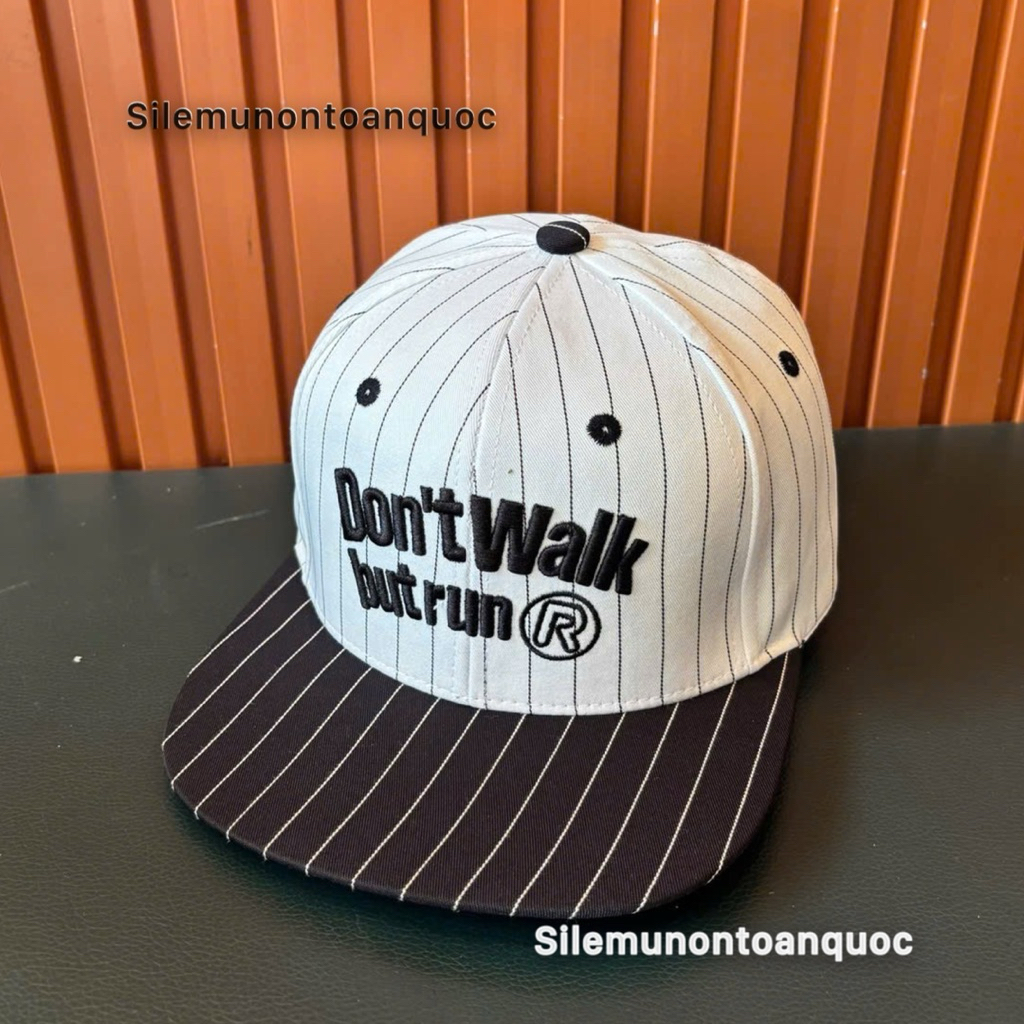 Mũ hiphop Don ‘t walk mang ngược - Nón lưỡi trai hoạ tiết gạch in phối khoá nhựa bấm siêu đẹp