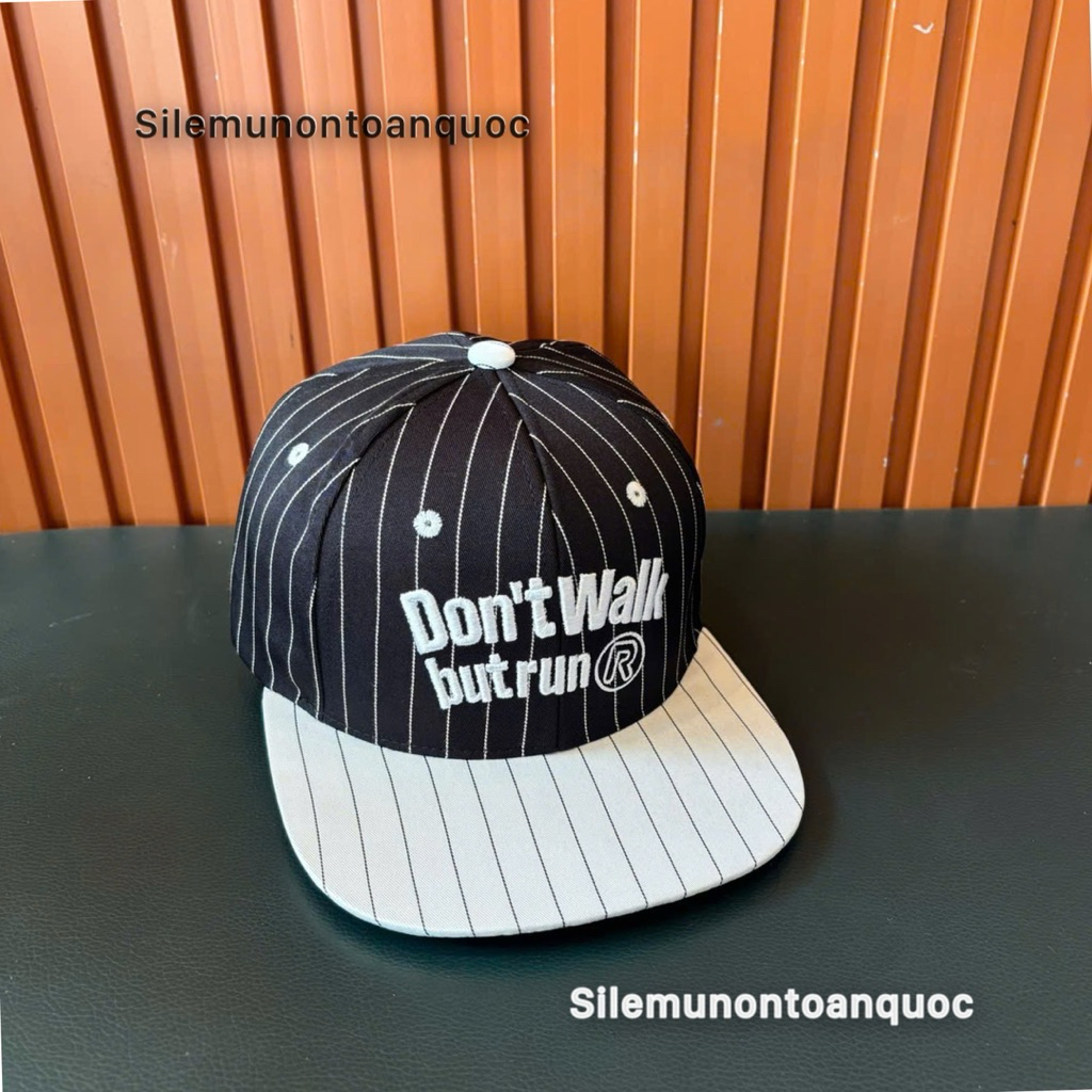 Mũ hiphop Don ‘t walk mang ngược - Nón lưỡi trai hoạ tiết gạch in phối khoá nhựa bấm siêu đẹp