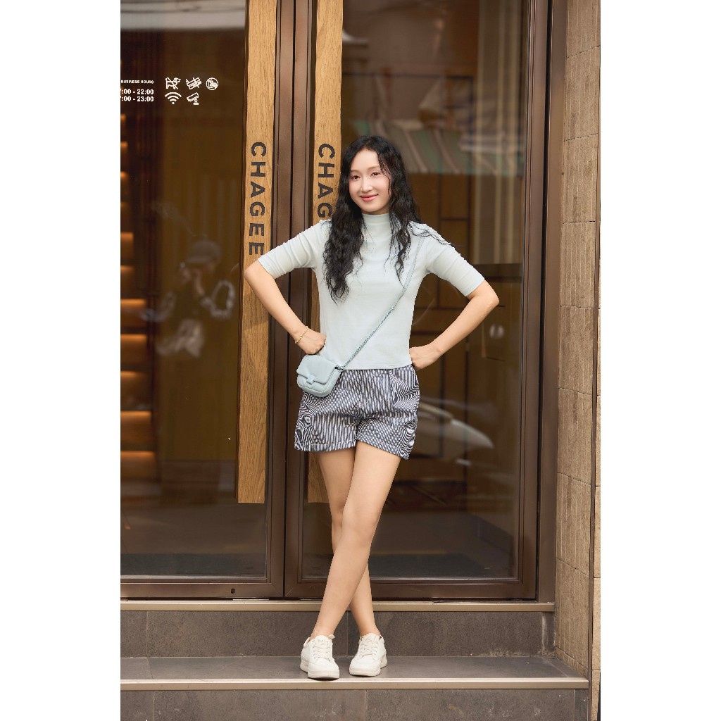 Áo thun nữ cổ cao Gmorning - GUMAC tay lửng thân trước có thêu chữ lai áo ngang YATG01045