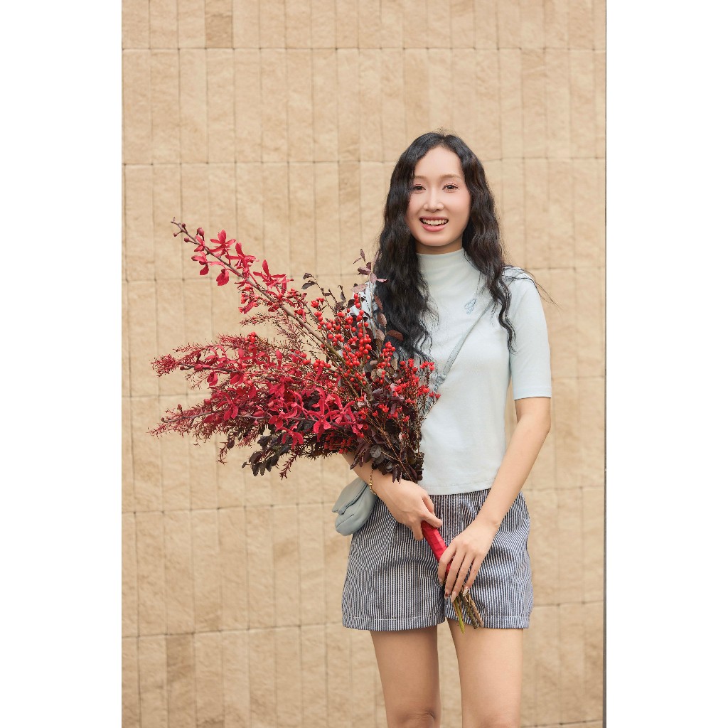 Áo thun nữ cổ cao Gmorning - GUMAC tay lửng thân trước có thêu chữ lai áo ngang YATG01045