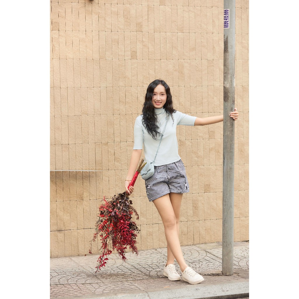Áo thun nữ cổ cao Gmorning - GUMAC tay lửng thân trước có thêu chữ lai áo ngang YATG01045