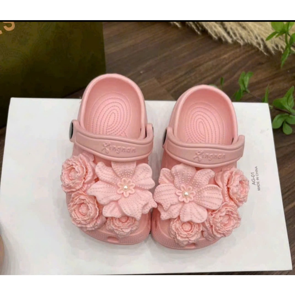 Dép sục thời trang mềm có quai gắn sticker hoa siêu đẹp cho bé gái êm chân