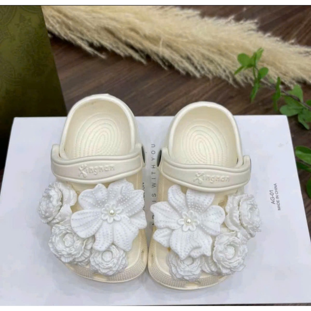 Dép sục thời trang mềm có quai gắn sticker hoa siêu đẹp cho bé gái êm chân