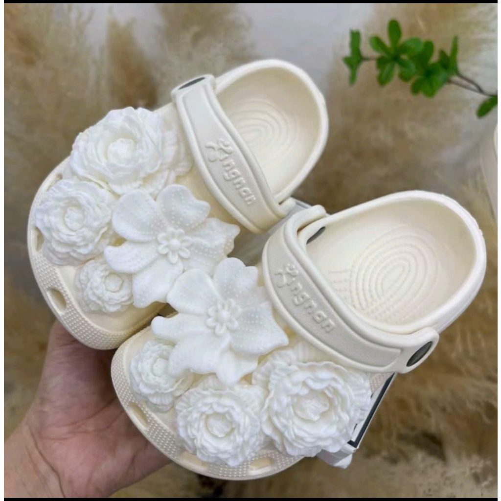 Dép sục thời trang mềm có quai gắn sticker hoa siêu đẹp cho bé gái êm chân