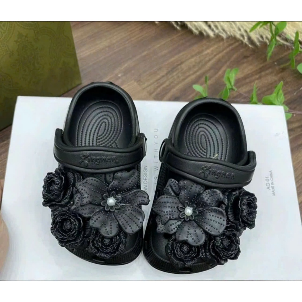 Dép sục thời trang mềm có quai gắn sticker hoa siêu đẹp cho bé gái êm chân