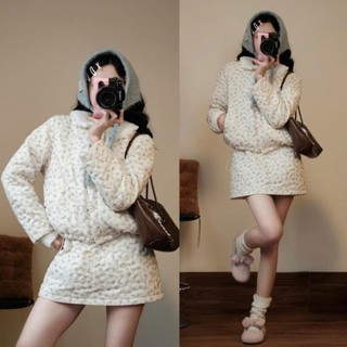 Set Áo Phao Dài Tay Thiết Kể Cổ Tròn Siêu Nhẹ Ấm Áp Kết Hợp Chân Váy Ngắn Dáng A Họa Tiết Hoa Nhí