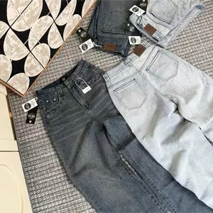 YURI JEANS - (MÃ 26) Quần Jean Nữ Ống Suông Thêu Nét Túi Sau (Mã26)