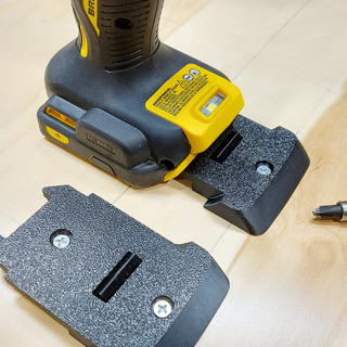 Giá Treo Máy Khoan Pin DeWalt Gắn Tường / Gầm Kệ – Treo Máy Khoan DeWalt – Chắc Chắn Gọn Gàng
