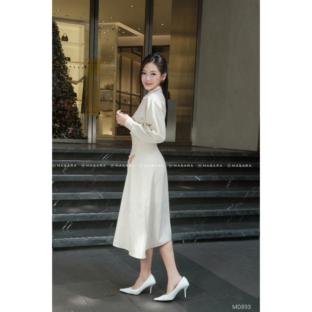 Đầm dài Masara cổ sơ mi cách điệu tày xéo rũ mềm mại phối charm vàng phong cách thanh lịch MD893