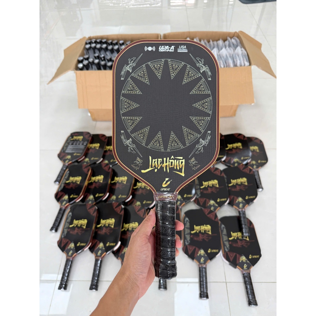 Vợt Pickleball Upbeat Lạc Hồng Họa Tiết Trống Đồng, Mặt Full Carbon - Nhẹ Bền - Thiết Kế Nổi Bật - Hiệu Suất Cao