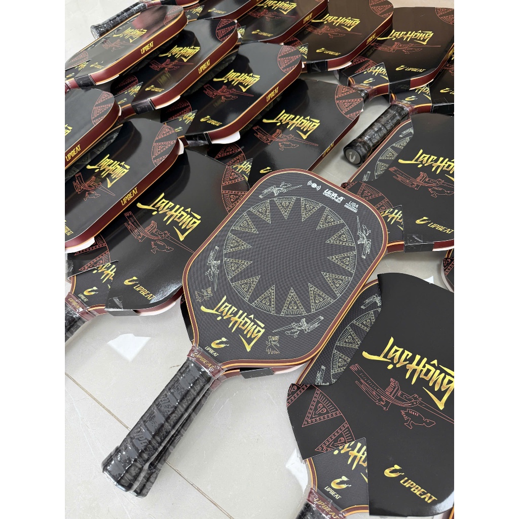 Vợt Pickleball Upbeat Lạc Hồng Họa Tiết Trống Đồng, Mặt Full Carbon - Nhẹ Bền - Thiết Kế Nổi Bật - Hiệu Suất Cao