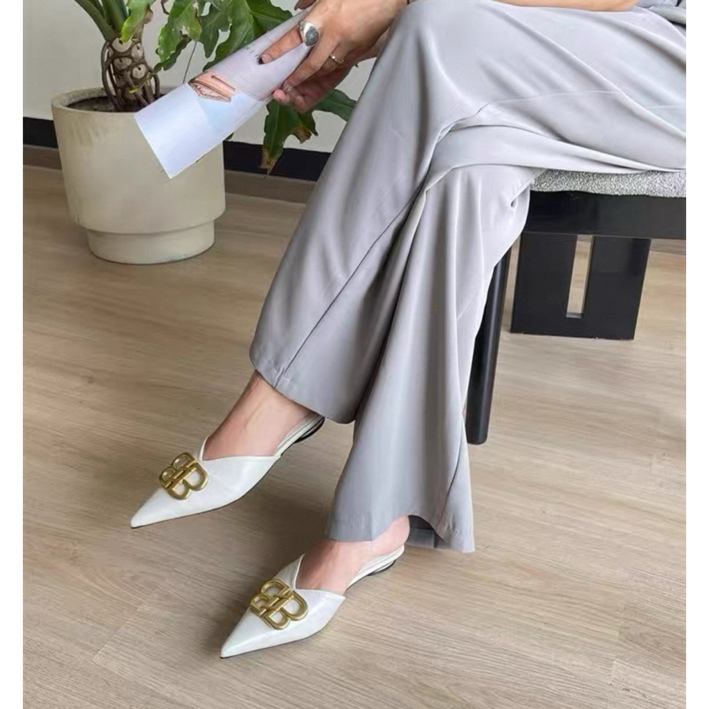 Dép lê nữ kiểu dáng mới mùa xuân, phong cách thời trang Âu Mỹ, khóa kim loại, mũi nhọn, đế bằng, kín mũi.
