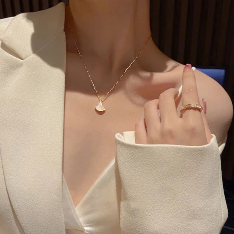Vòng cổ Thép Titan Mạ Vàng 18k Phối Mặt Hình Quạt Thời Trang Cho Nữ