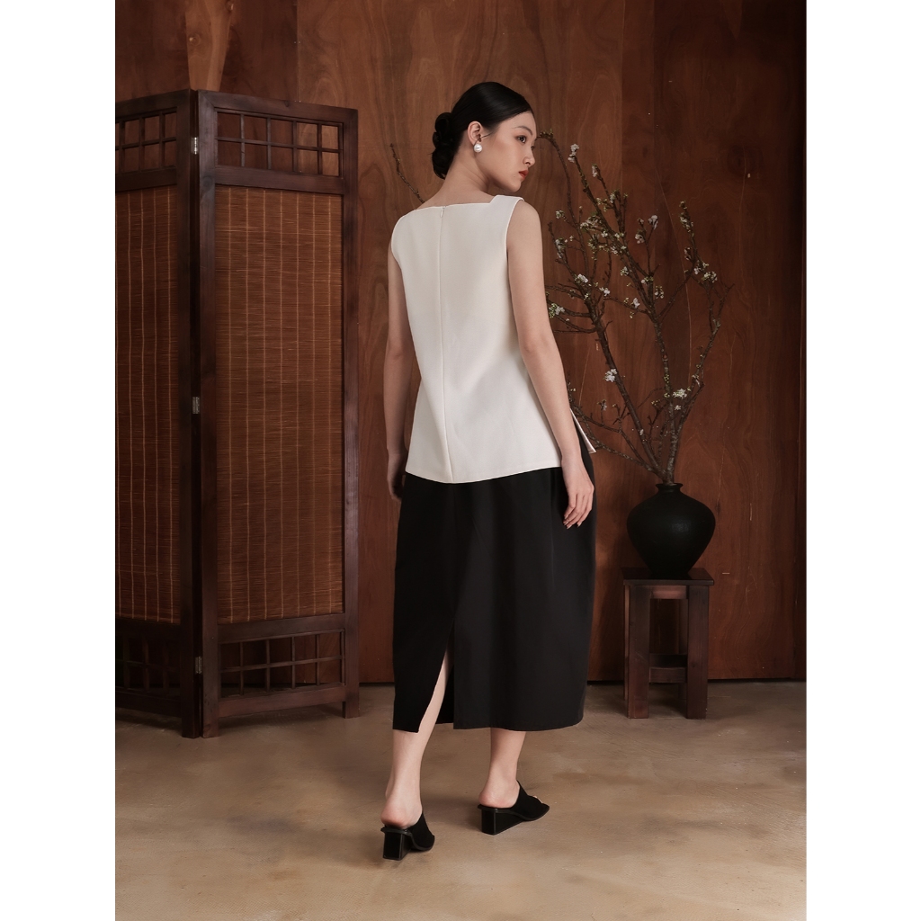 [ALEEVA x GUMAC] Áo Sơ Mi Kiểu Không Tay Form Suông Có Nhấn Eo Nhẹ - EAG01057 (Sleeveless side-slit blouse)