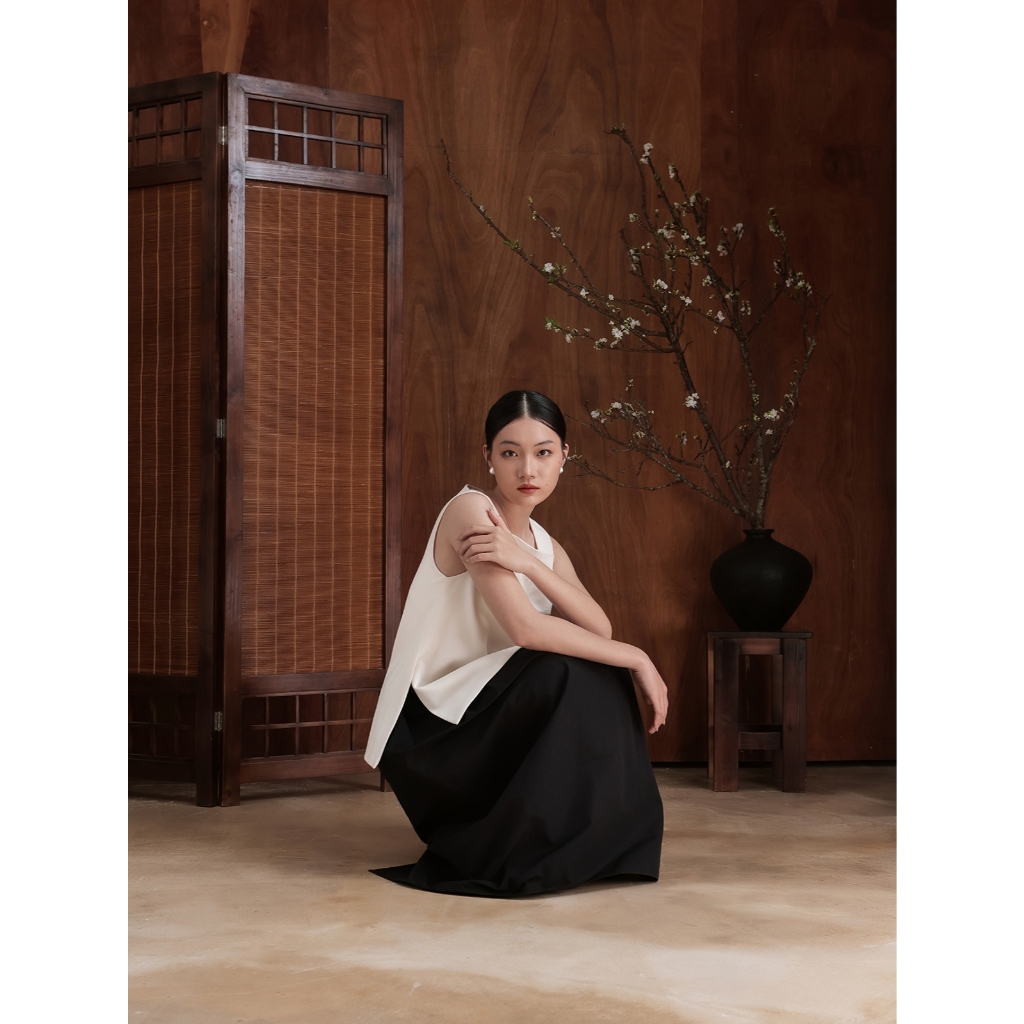 [ALEEVA x GUMAC] Áo Sơ Mi Kiểu Không Tay Form Suông Có Nhấn Eo Nhẹ - EAG01057 (Sleeveless side-slit blouse)