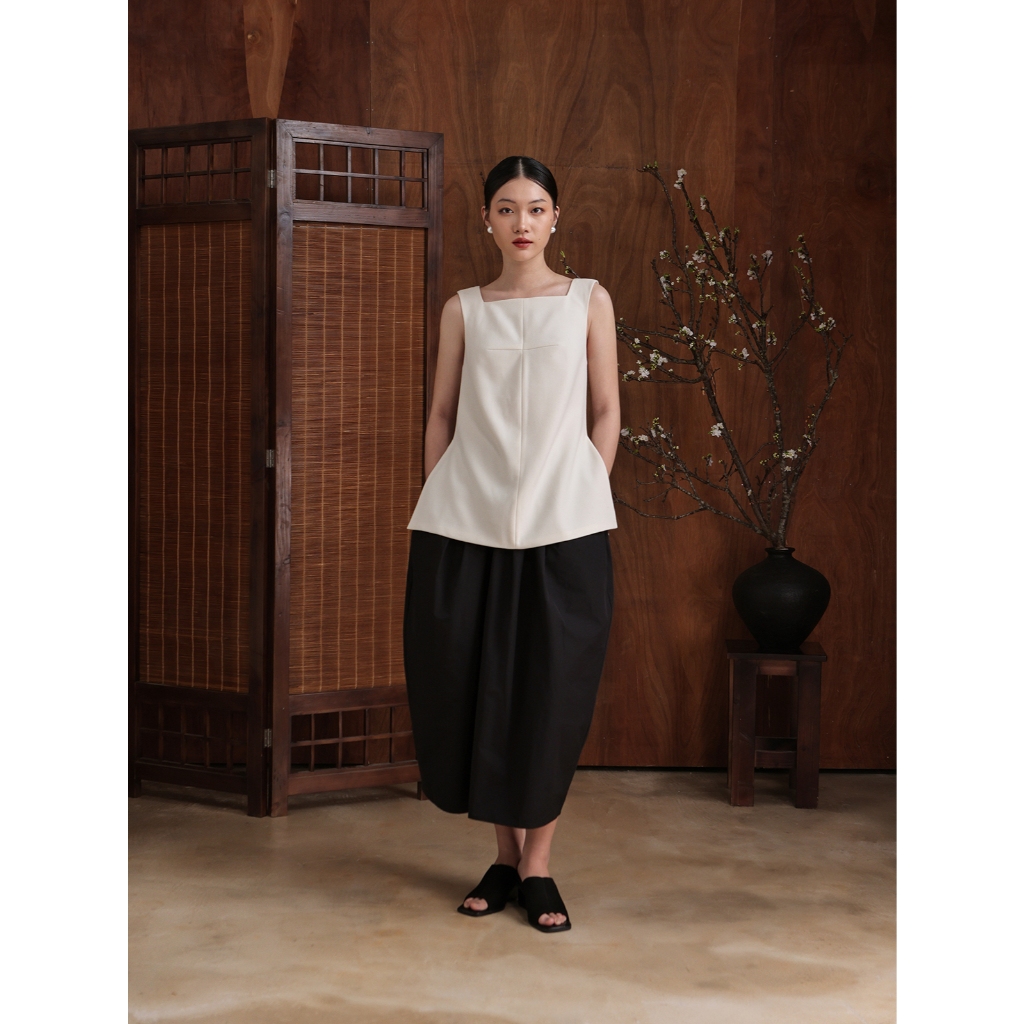[ALEEVA x GUMAC] Áo Sơ Mi Kiểu Không Tay Form Suông Có Nhấn Eo Nhẹ - EAG01057 (Sleeveless side-slit blouse)