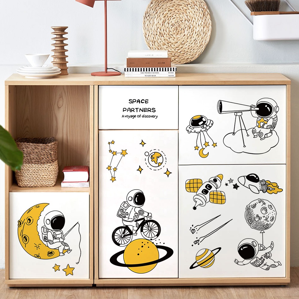 Decal Dán Tường Phi Hành Gia Trên Mặt Trăng Có Keo Sẵn 95x89cm - Trang Trí Phòng Ngủ Tủ Kệ Dễ Thương