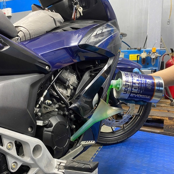 Dầu Nhớt Xe Số, Côn Tay Voltronic Evo Moto 10w40 Tặng Kèm 1 Phễu Và 1 Súc Động Cơ E20 Và 1 Turbo