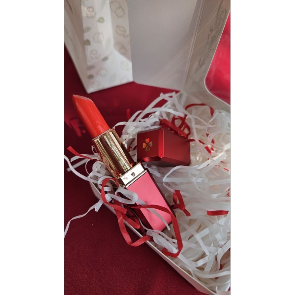 Son dưỡng có màu "Noel và Tết" Escoco