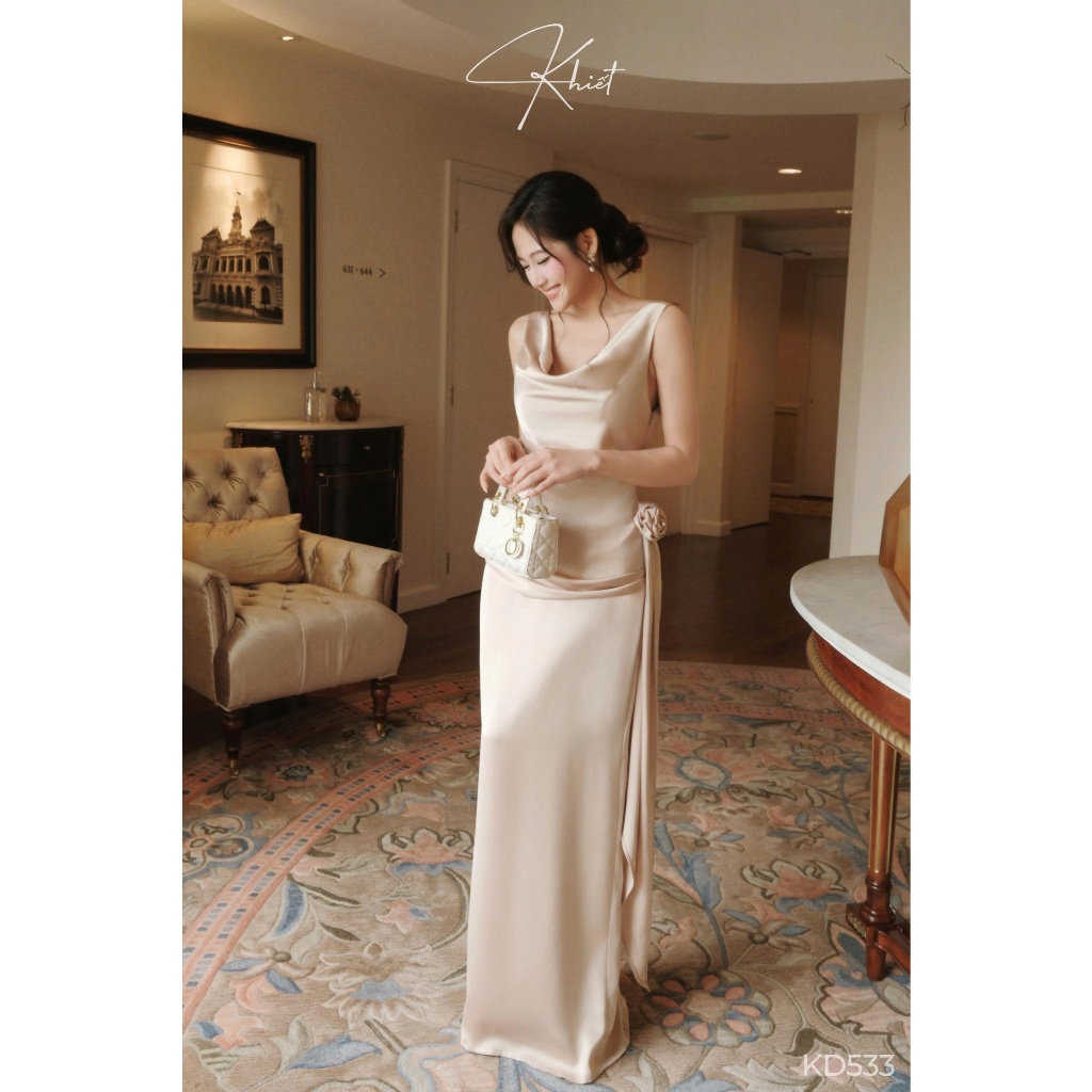 Đầm lụa kem dài Khiết thiết kế nhúng eo phối hoa & tà sang trọng, phong cách tiệc tùng trang nhã KD533