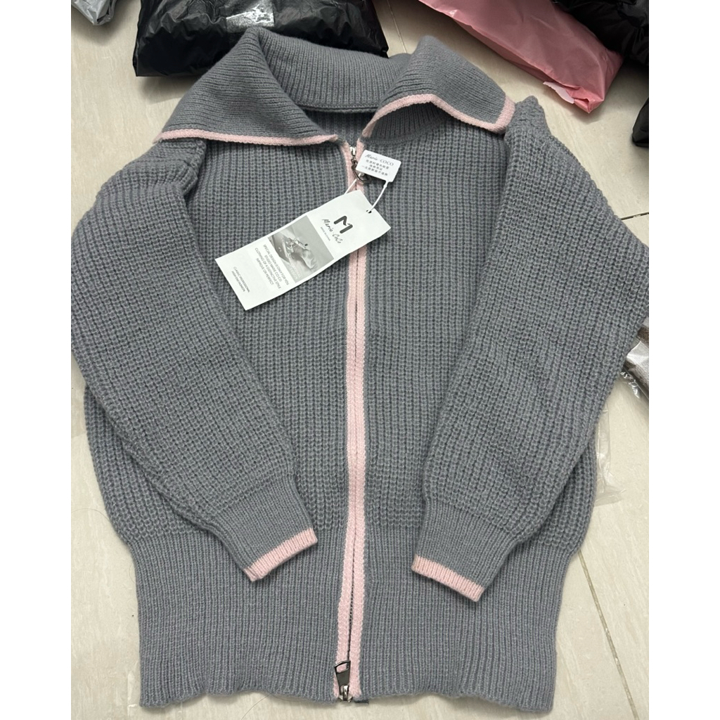 Áo Khoác Len Xám Khóa 2 Chiều – Basic nhưng sang cực! 💫