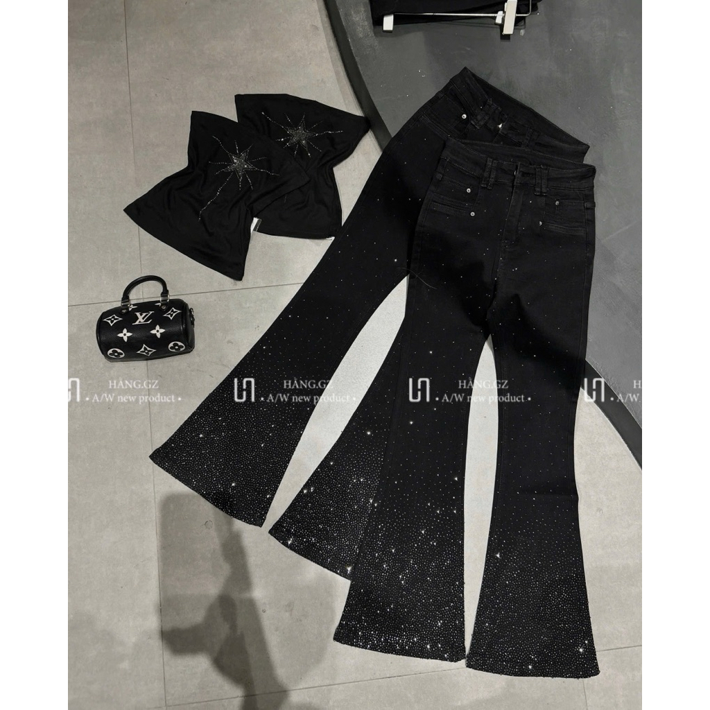 Quần jeans ống loe đính đá