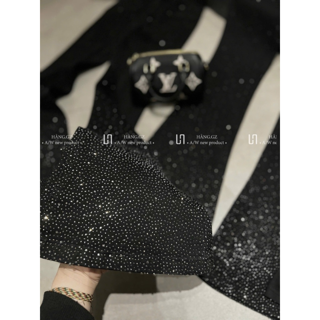 Quần jeans ống loe đính đá
