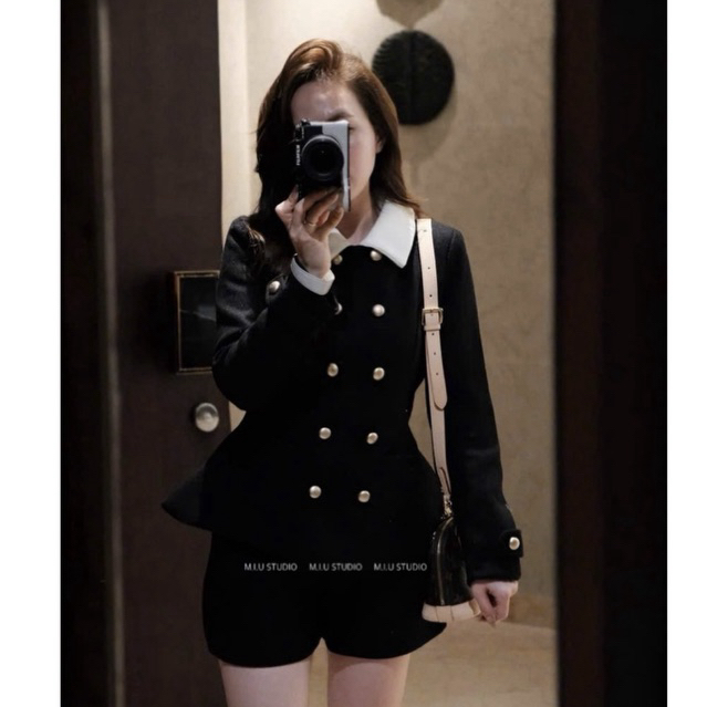 Set áo vest dạ đen dài tay phối cổ sơmi đính khuy đồng nổi bật kèm quần sooc ngắn style HQ trẻ trung ,chất dạ ép dày dặn
