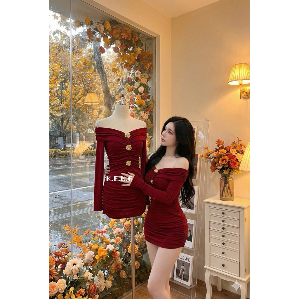 Váy body nhúng trễ vai nhún kèm tag hoa cài