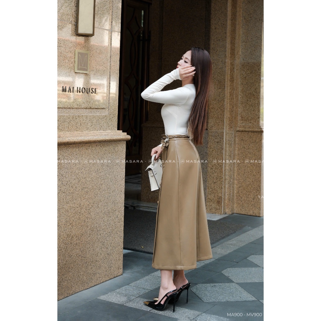Chân váy da nâu Masara dáng midi thanh lịch, thiết kế xoắn eo phối hoa da cài rời sang trọng MV900