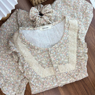 Đồ ngủ nữ tay dài quần dài – Pyjama vải xô muslin cổ tròn phối bèo | KNG.studio (Tặng kèm dây buộc tóc scrunchies)