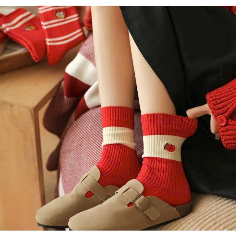 Vớ Tất họa tiết kẻ màu đỏ đô cổ cao phong cách trẻ trung, năng động.