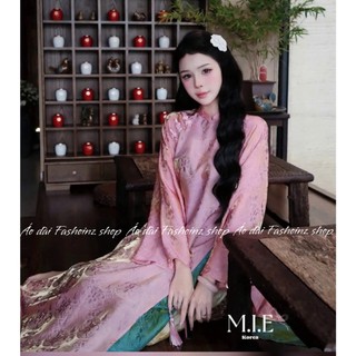 Áo dài lụa tằm óng, chạm nhẹ là thấy xuân 🌸 Một chút lụa tằm, đủ làm ngày dịu lại.Dịu dàng trong từng sợi tơ óng ánh