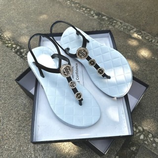 Giày sandal nữ quai mảnh chất liệu cao su gắn charm đồng tiền và cỏ 4 lá đem lại may mắn Sammyshoes